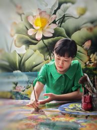 Nghệ nhân tranh kính Bùi Thị Thanh Hải: Từ viên than nhỏ vẽ lên những ước mơ