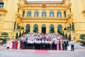 Nghệ Nhân Tiêu Biểu Diện Kiến Chủ Tịch Nước