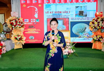 Nghệ nhân Ưu tú Minh Tám chúc mừng tại sự kiện