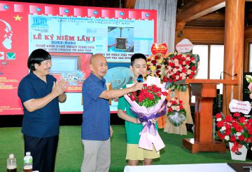 Em Hưng biểu diễn tại Lễ kỷ niệm 3 năm UNESCO bảo trợ nghề kính nghệ thuật Việt Nam