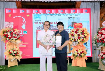 Tiến sĩ Mỹ học Thế Hùng chúc mừng tại sự kiện