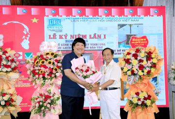 Ông Bùi Cao Thăng Viện nghiên cứu hướng nghiêp chúc mừng tại sự kiện